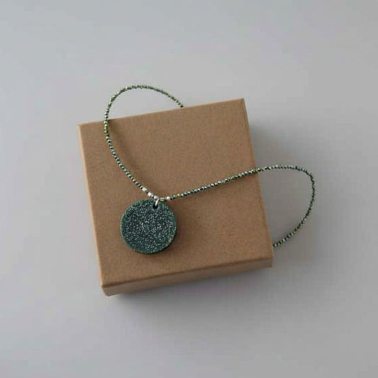 Κολιέ πράσινο με ιριδίζουσες γυάλινες πέτρες