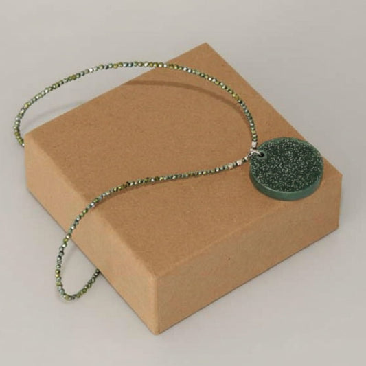 Κολιέ πράσινο με ιριδίζουσες γυάλινες πέτρες